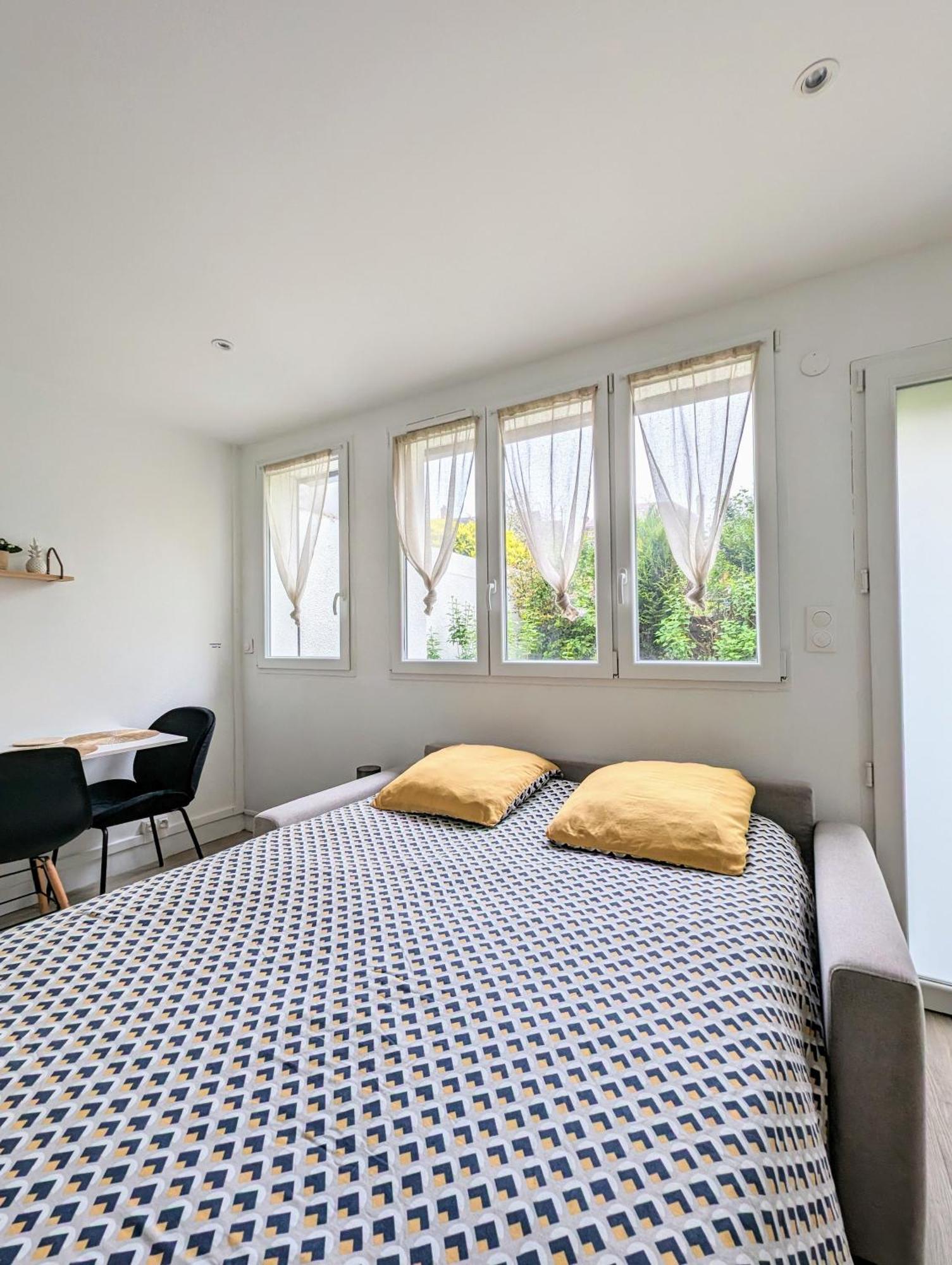 Stockholm- Studio Serenite Avec Jardin ชาร์เลอวิลล์-เมซิแยร์ ภายนอก รูปภาพ