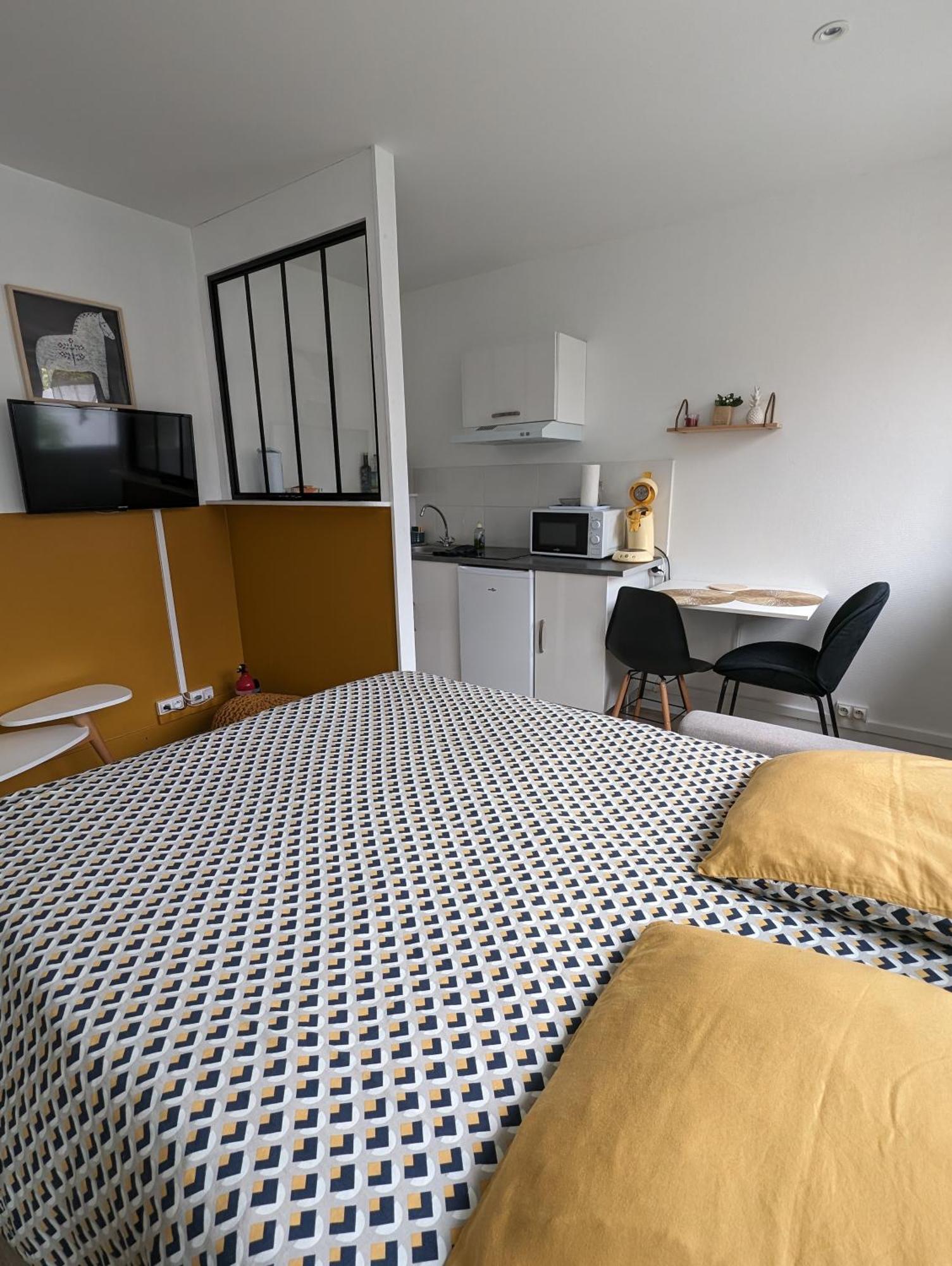 Stockholm- Studio Serenite Avec Jardin ชาร์เลอวิลล์-เมซิแยร์ ภายนอก รูปภาพ